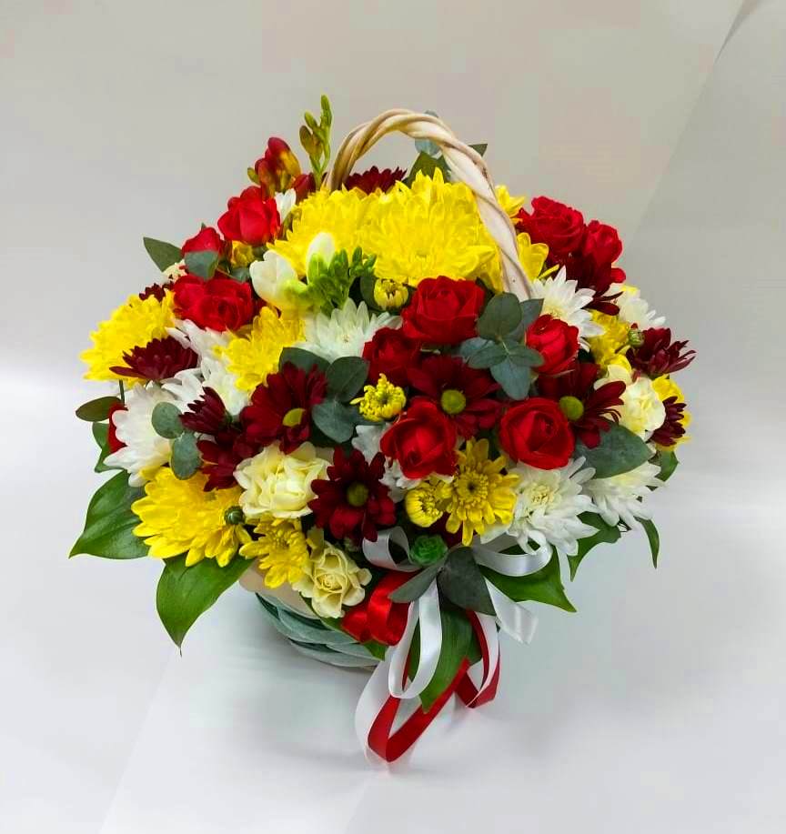 Цветочная композиция из Хризантемы и Розы в корзине в Жуковке