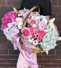 Цветочная композиция из Розы, Хризантемы, Пионы и Лизиантусы в корзине в Жуковке
