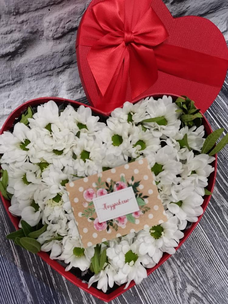 Цветочная композиция из Хризантемы в виде сердца в Жуковке